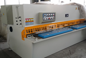 QC12Y-6*3200液压摆式剪板机